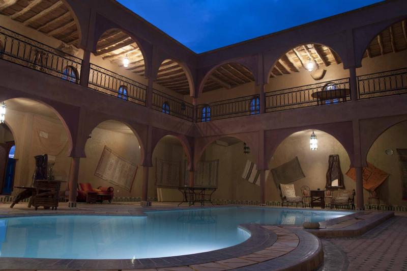 morocco_traditional_oasis_swimming_pool_in_heart_of_the_desert