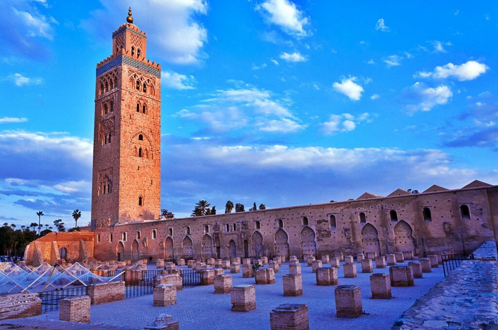 L’attribut alt de cette image est vide, son nom de fichier est Vue-de-la-Koutoubia-Marrakech-et-ruines-de-la-primo-mosquee-2-1024x680.jpg.