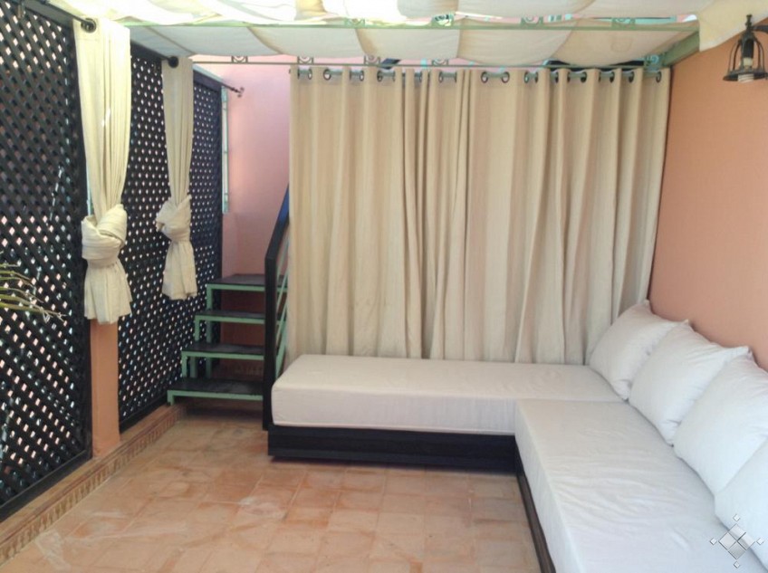 vue-terrace-salon-tres-joli-appartement-en-plein-coeur-de-gueliz-a-marrakech-a2025mg-1m